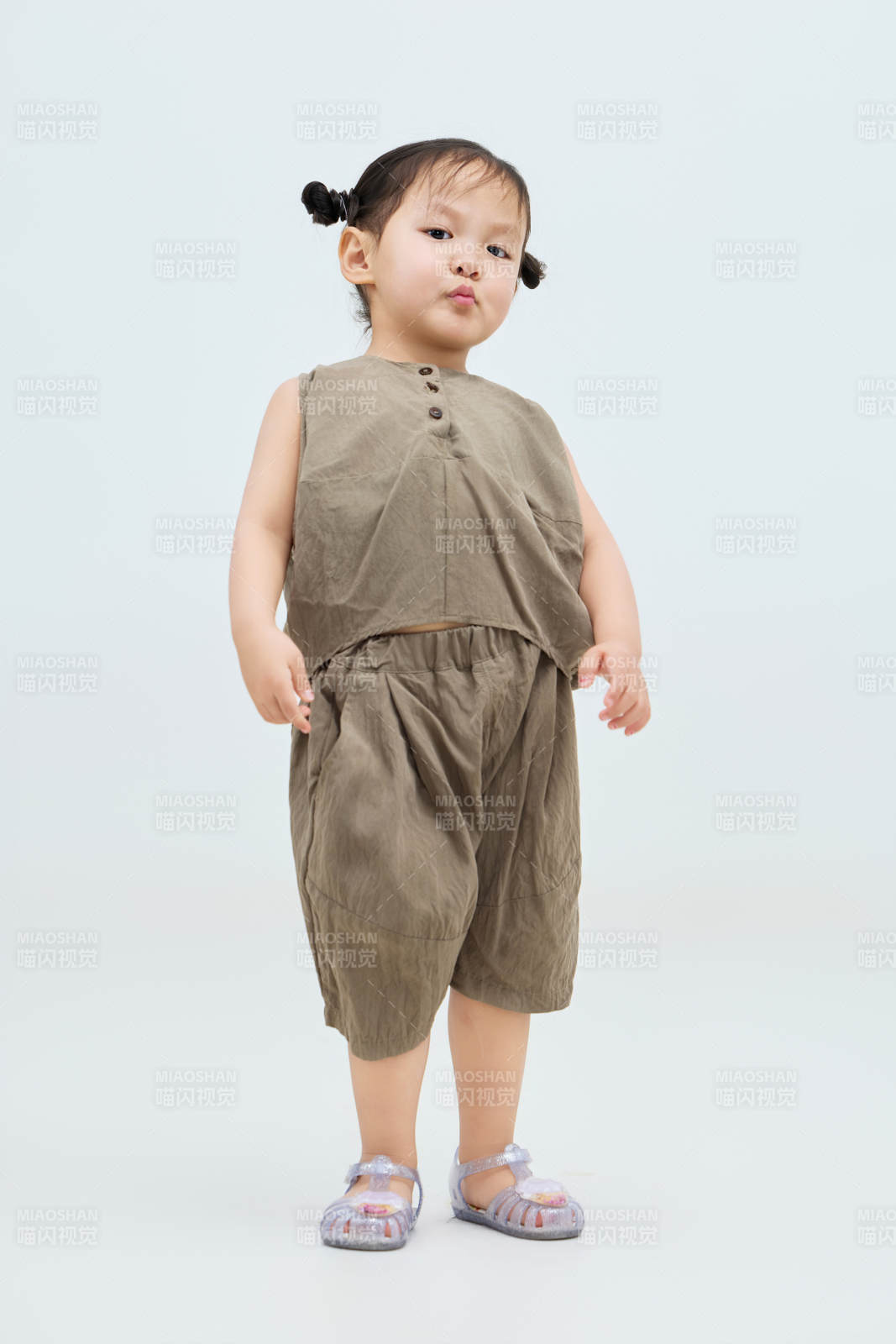 白色背景下可爱的中国小女孩图片