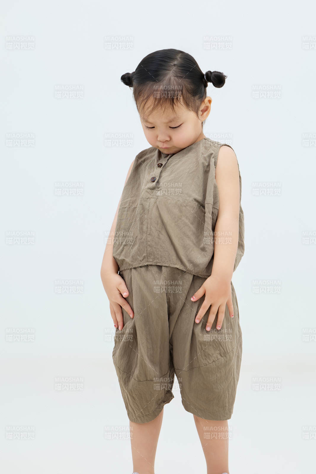 白色背景下可爱的中国小女孩图片