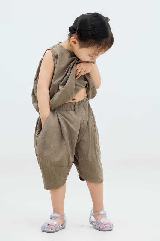 白色背景下可爱的中国小女孩图片