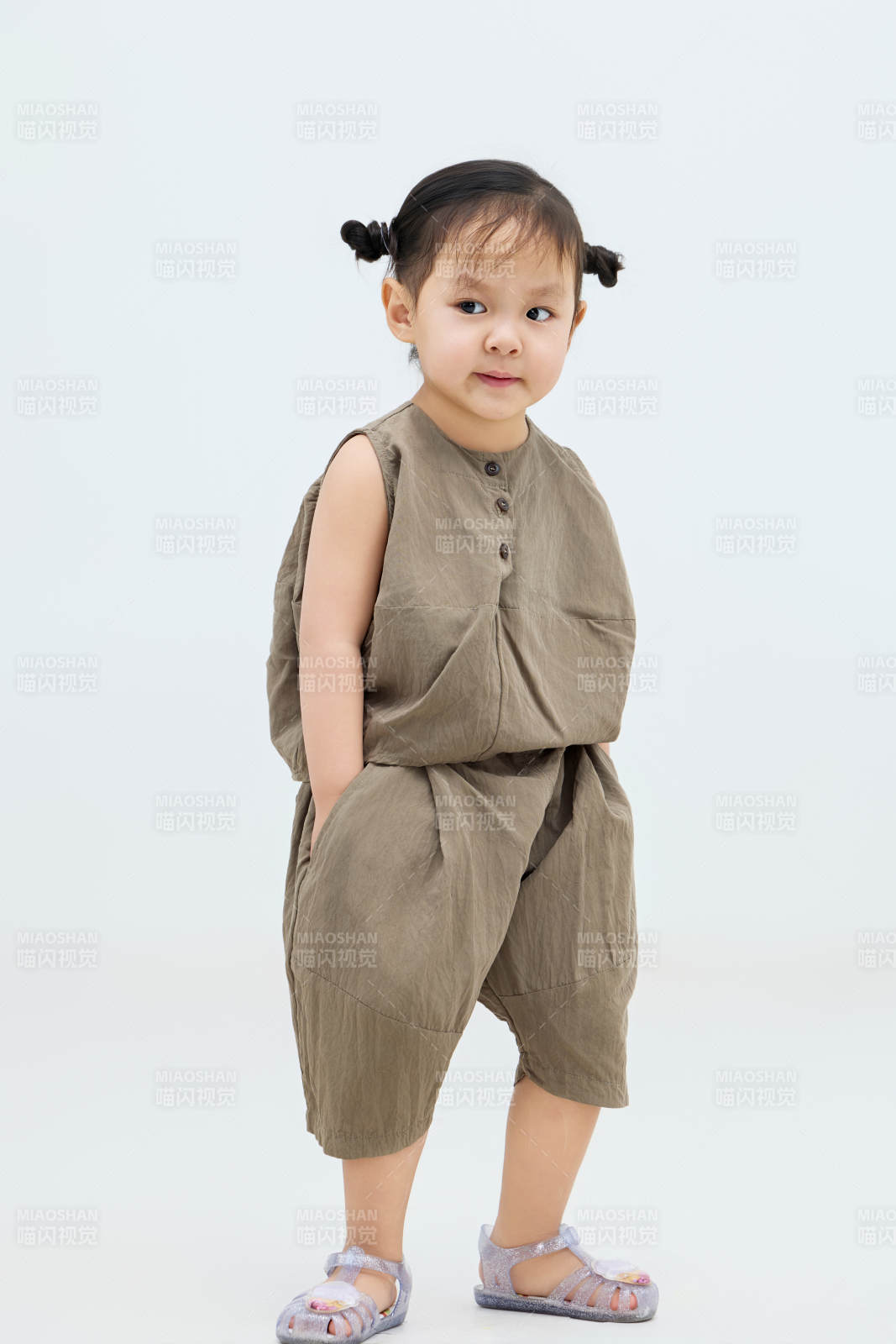 白色背景下可爱的中国小女孩图片