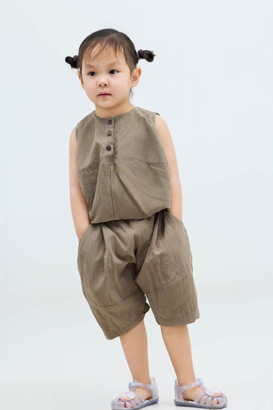 白色背景下可爱的中国小女孩图片