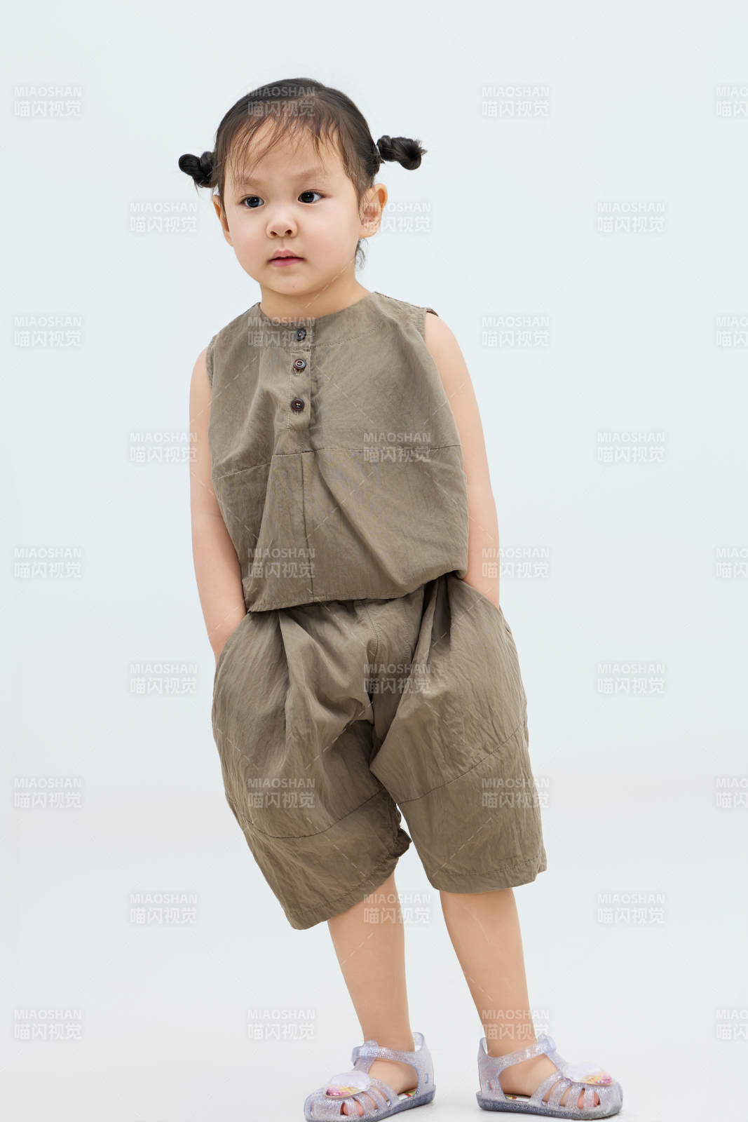 白色背景下可爱的中国小女孩图片