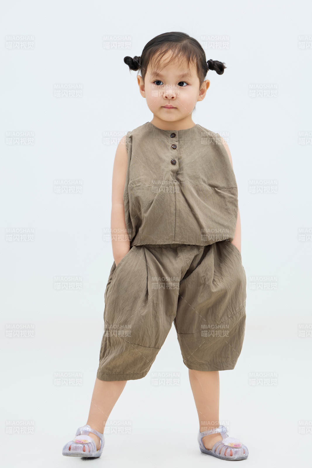 白色背景下可爱的中国小女孩图片