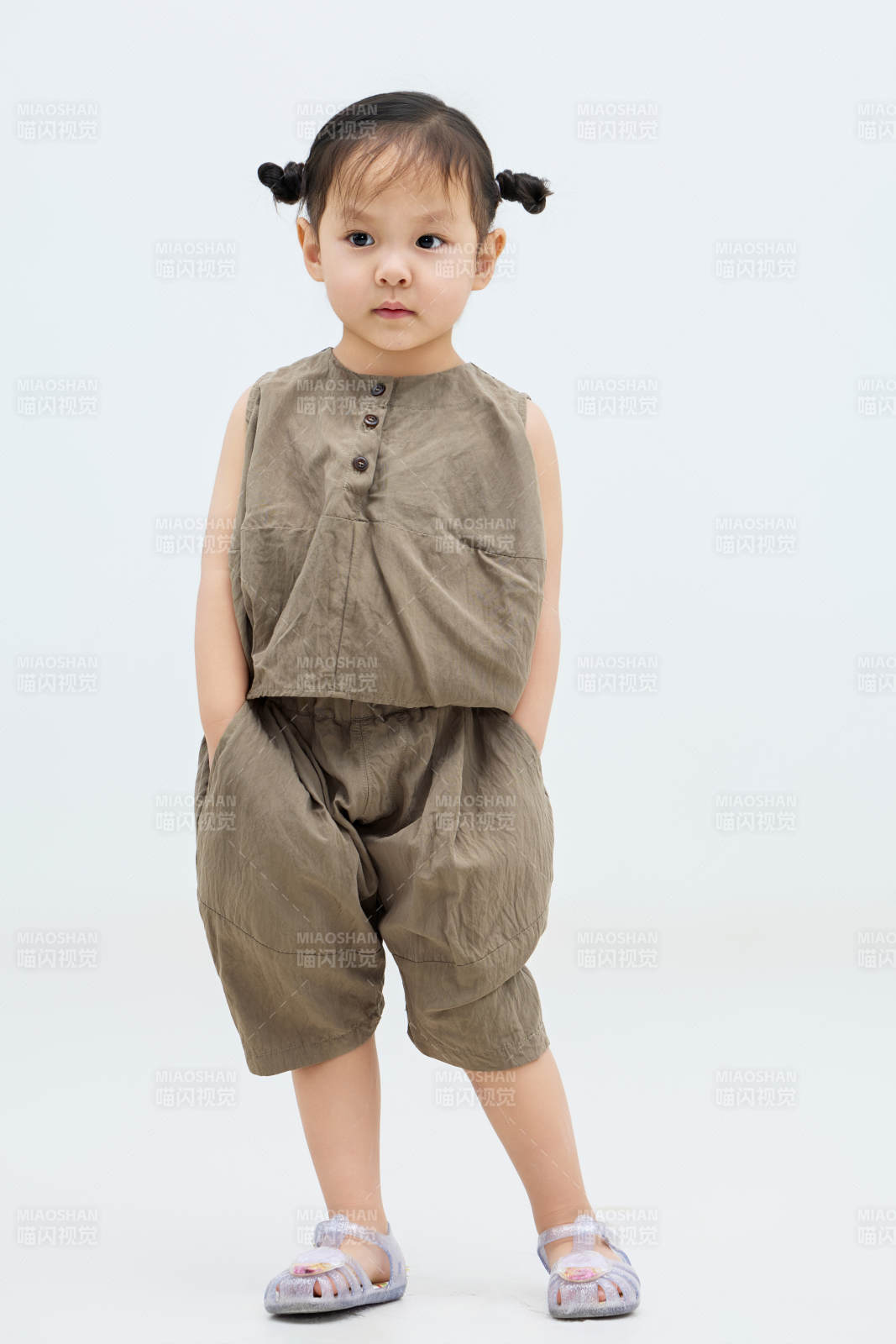 白色背景下可爱的中国小女孩图片