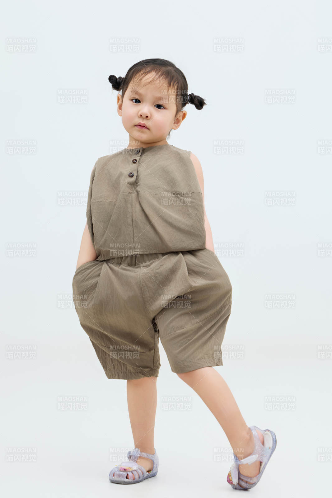 白色背景下可爱的中国小女孩图片