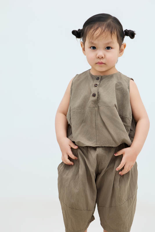 白色背景下可爱的中国小女孩图片