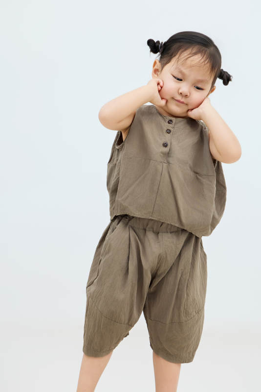 白色背景下可爱的中国小女孩图片