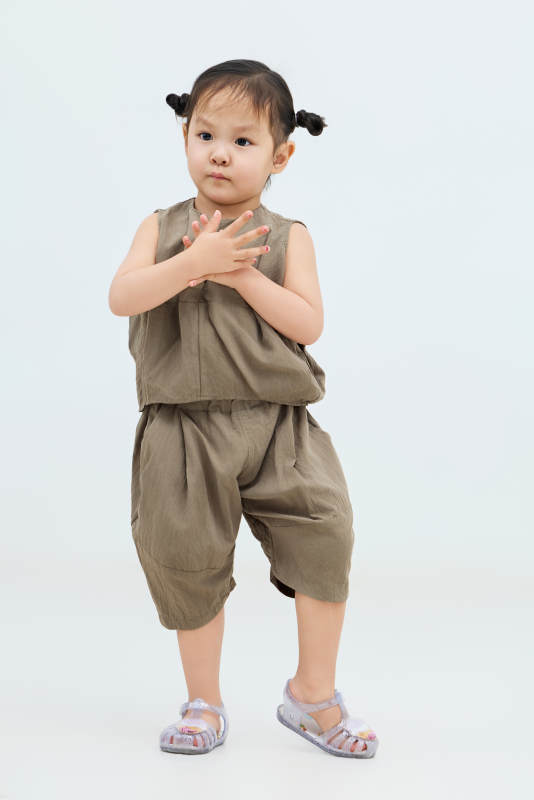 白色背景下可爱的中国小女孩图片