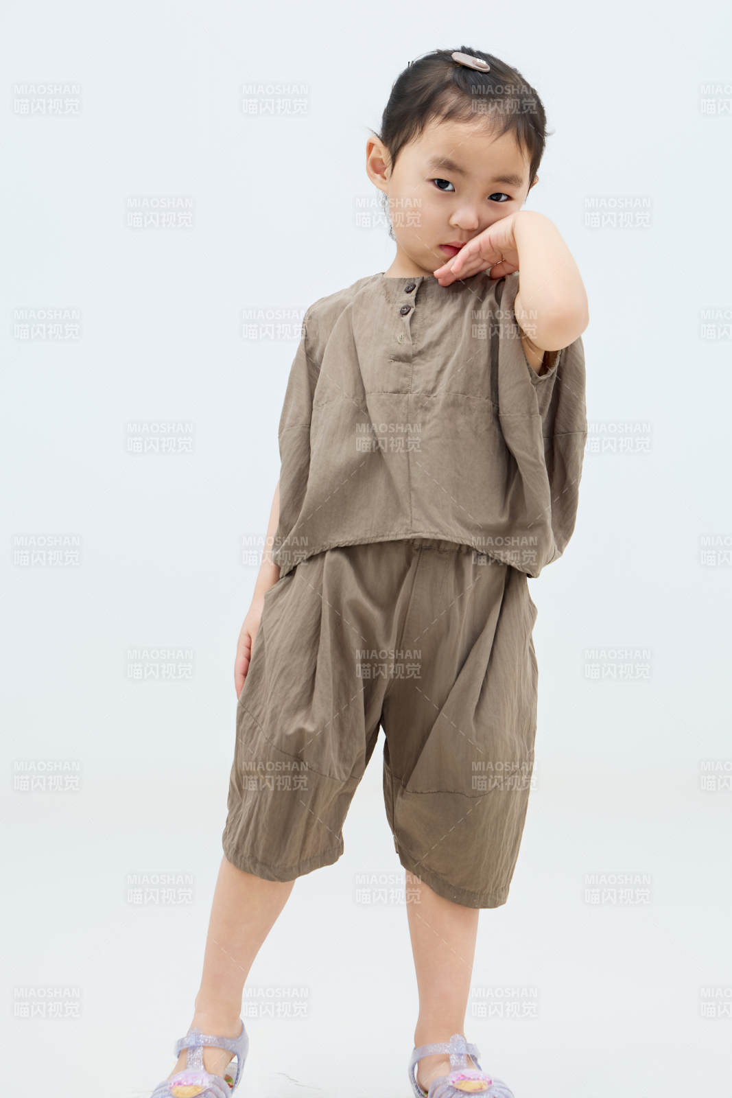 白色背景下可爱的中国小女孩图片