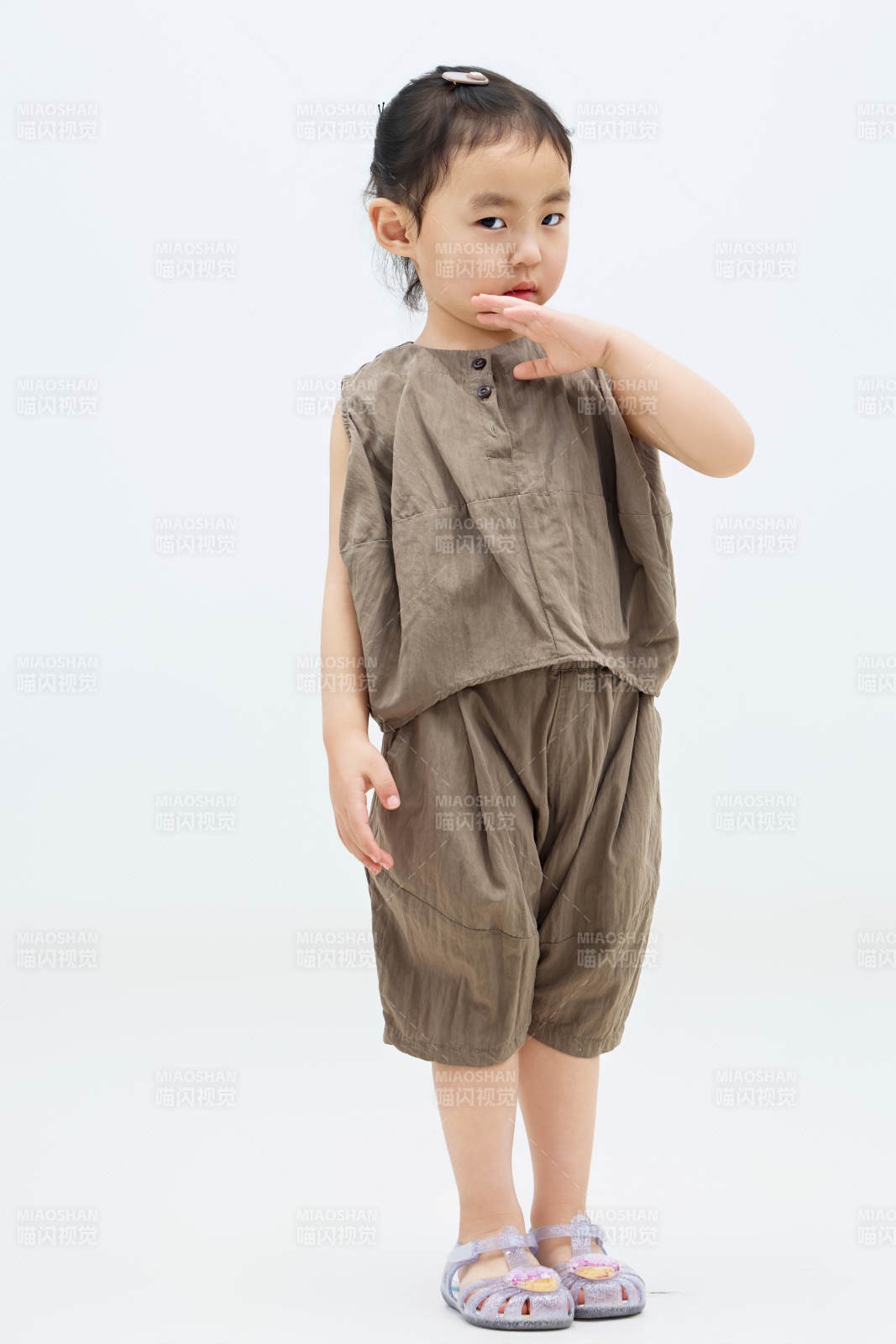 白色背景下可爱的中国小女孩图片