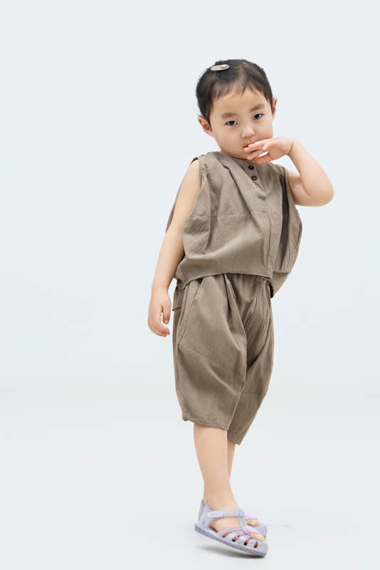 白色背景下可爱的中国小女孩图片