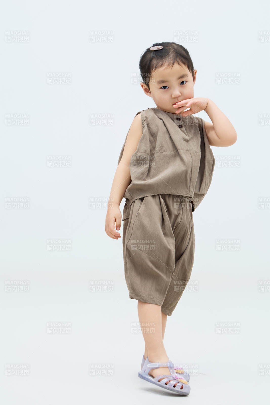 白色背景下可爱的中国小女孩图片