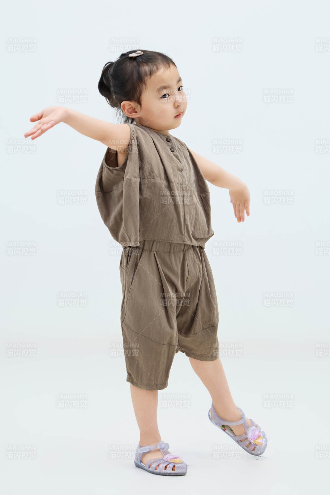 白色背景下可爱的中国小女孩图片