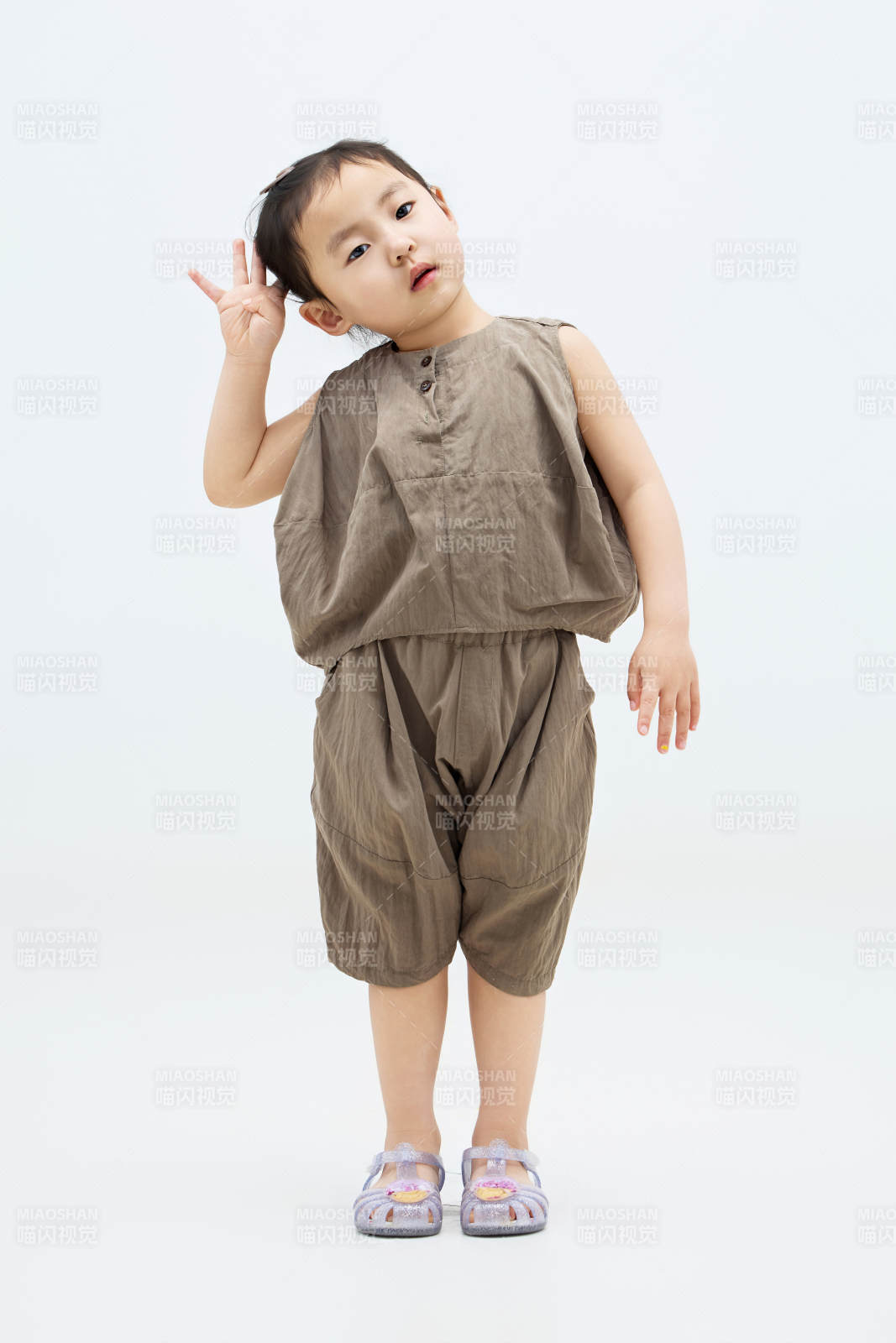 白色背景下可爱的中国小女孩图片