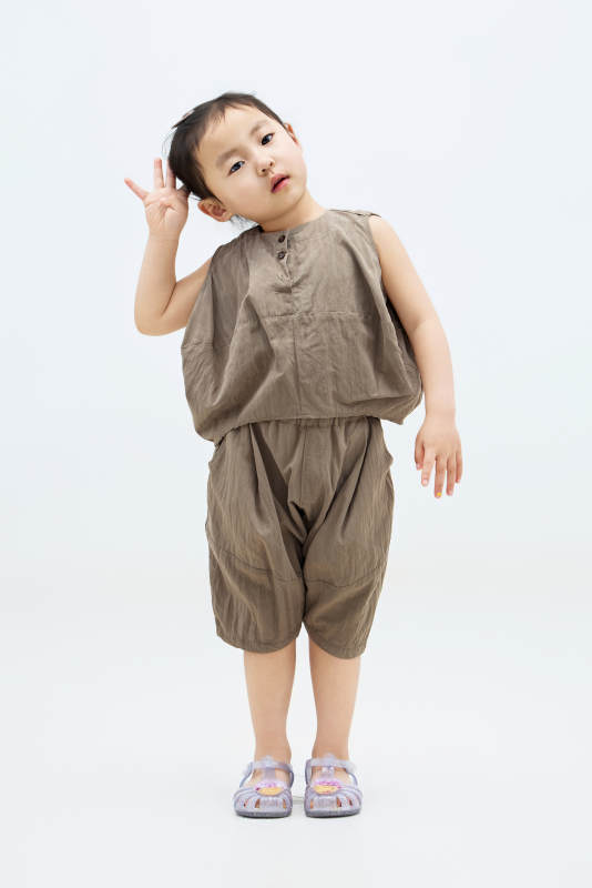 白色背景下可爱的中国小女孩图片