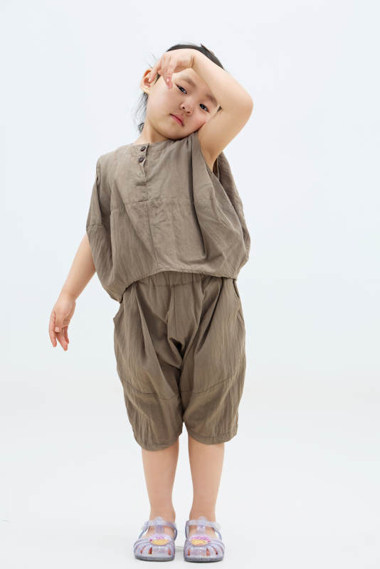 白色背景下可爱的中国小女孩图片