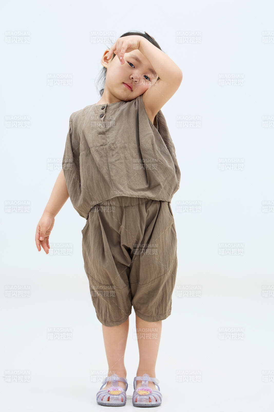 白色背景下可爱的中国小女孩图片