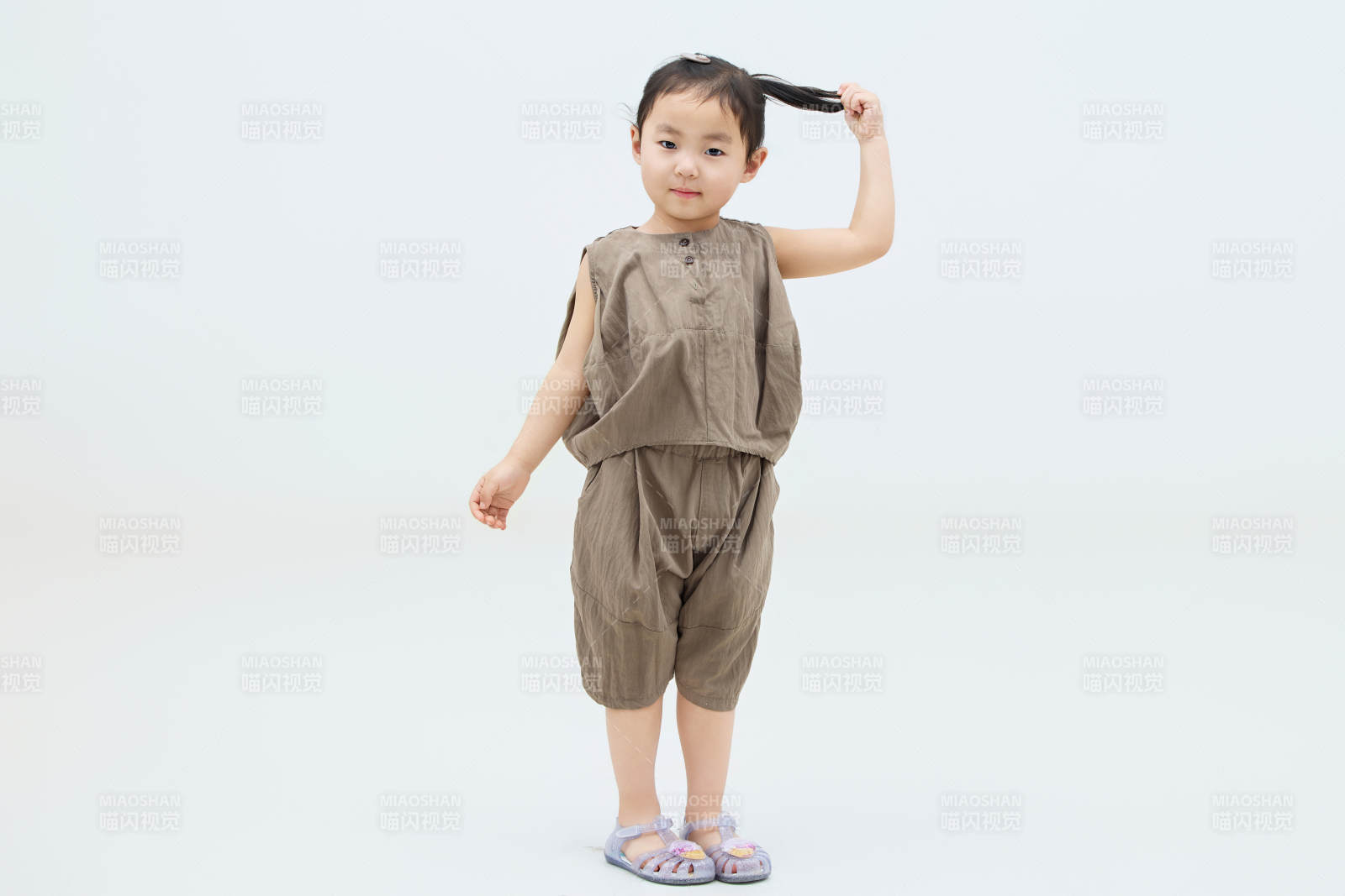 白色背景下可爱的中国小女孩图片