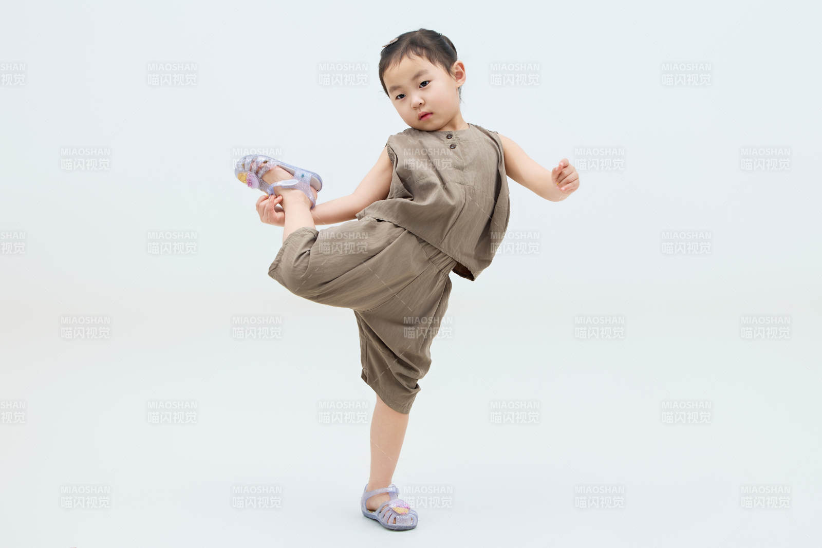 白色背景下可爱的中国小女孩图片