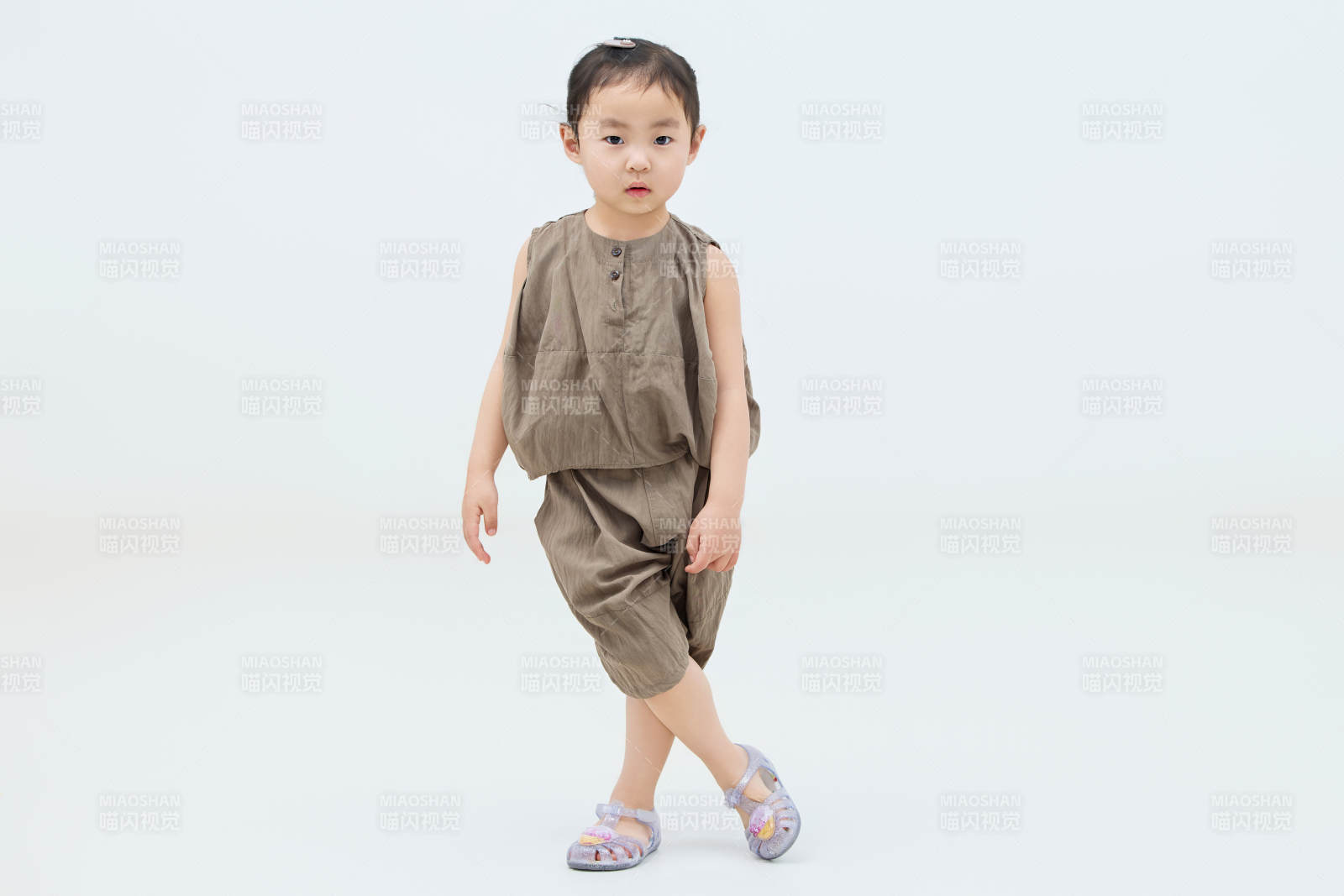 白色背景下可爱的中国小女孩图片