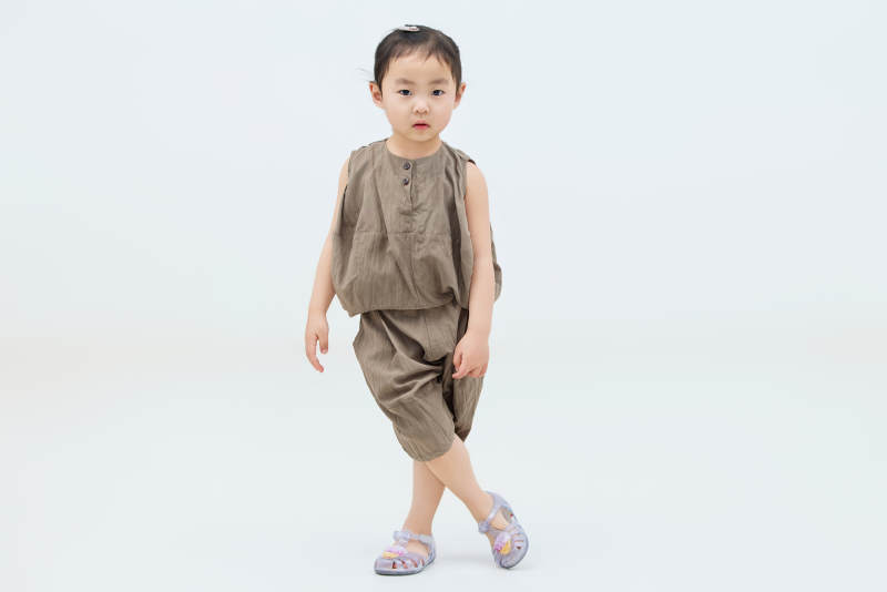 白色背景下可爱的中国小女孩图片