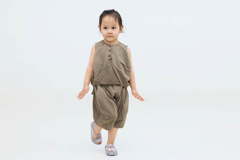 白色背景下可爱的中国小女孩图片