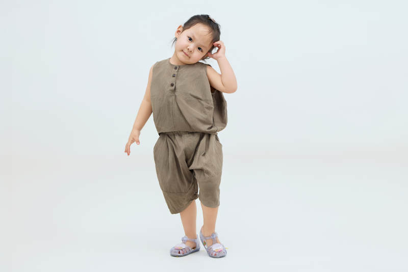 白色背景下可爱的中国小女孩图片