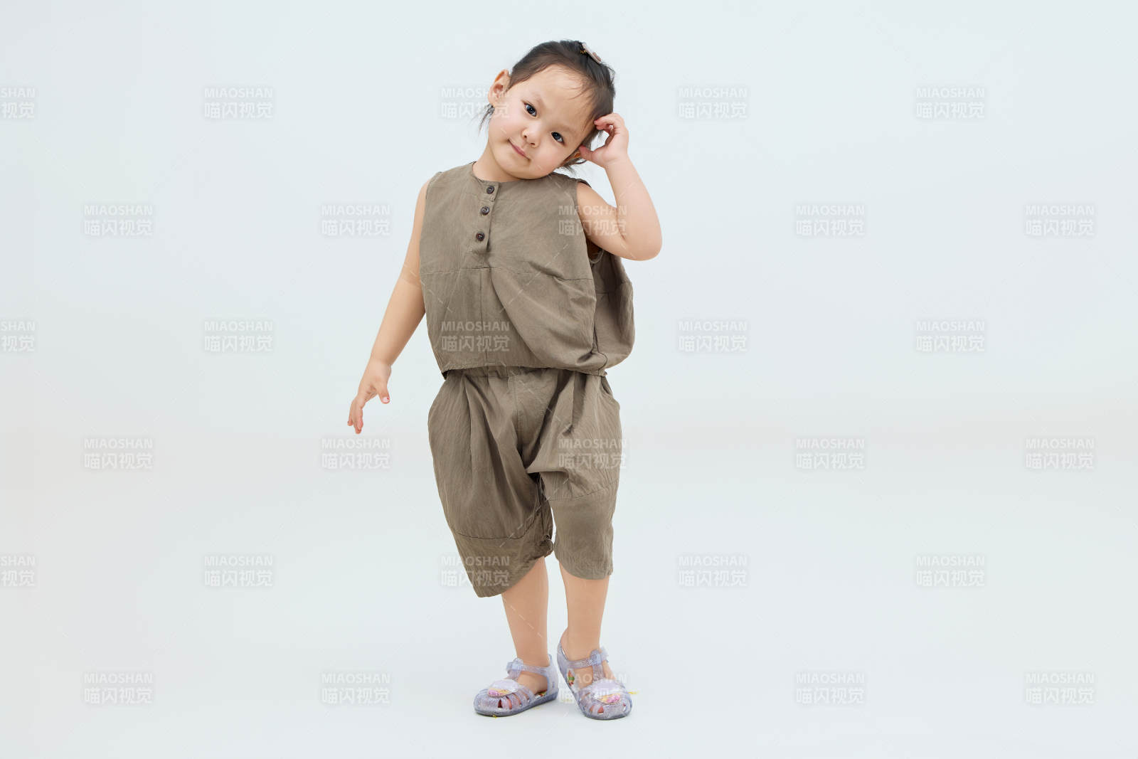 白色背景下可爱的中国小女孩图片