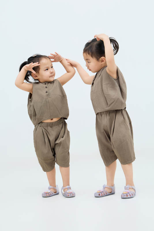 白色背景下顽皮可爱的双胞胎小女孩图片