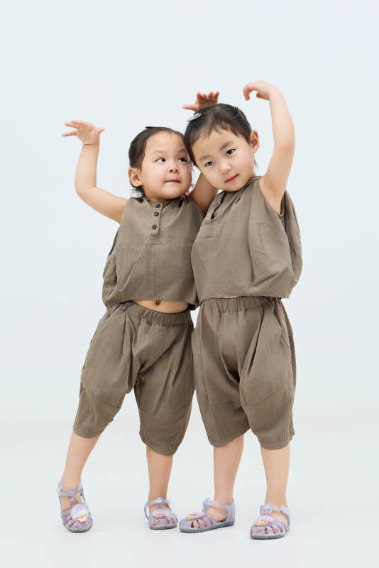 白色背景下顽皮可爱的双胞胎小女孩图片