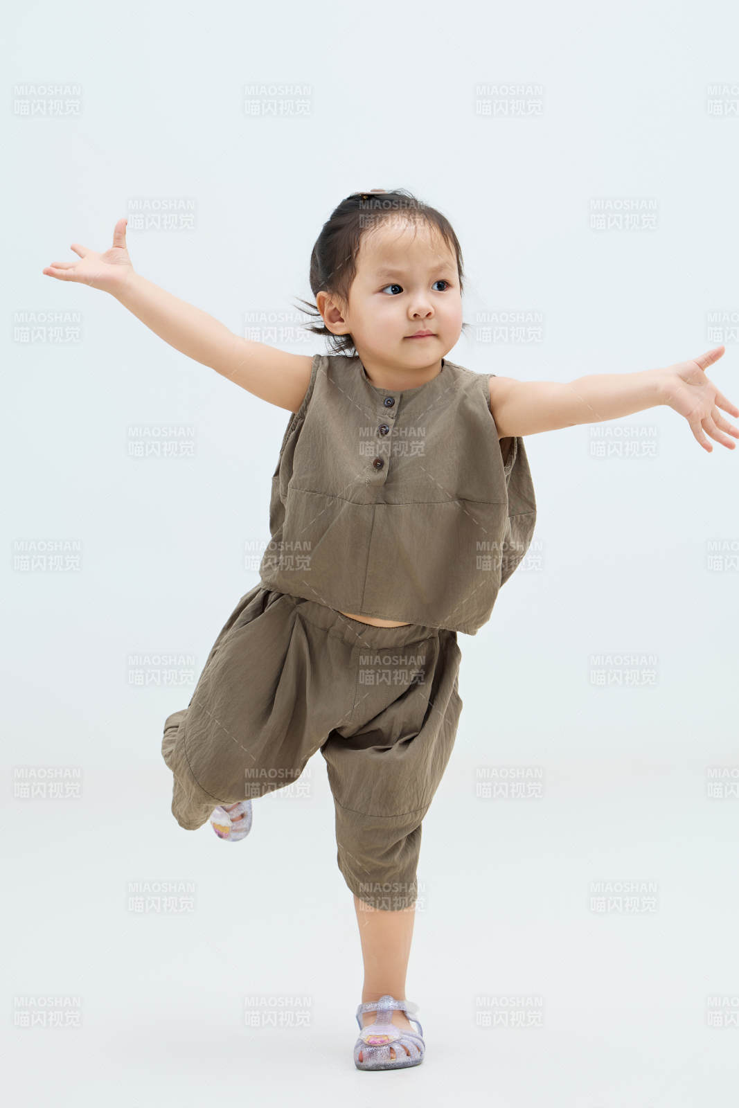 白色背景下可爱的中国小女孩图片