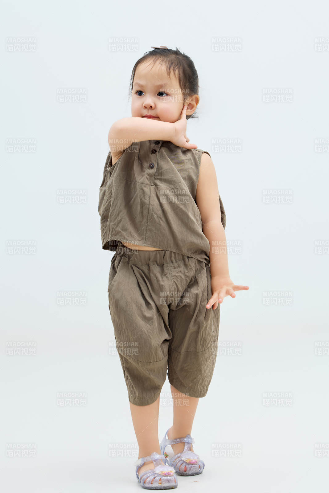 白色背景下可爱的中国小女孩图片