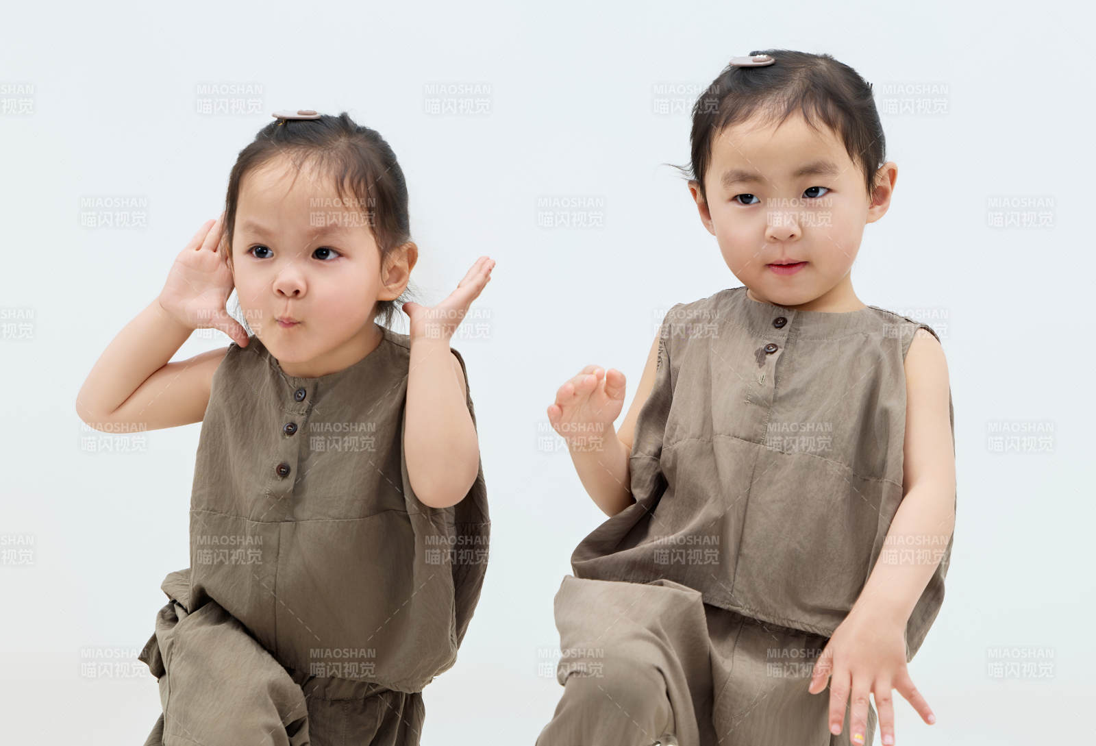 白色背景下顽皮可爱的双胞胎小女孩图片