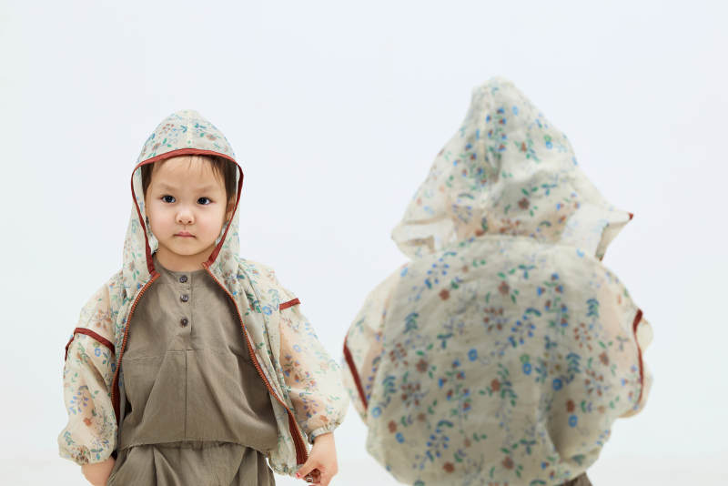 白色背景下顽皮可爱的双胞胎小女孩图片