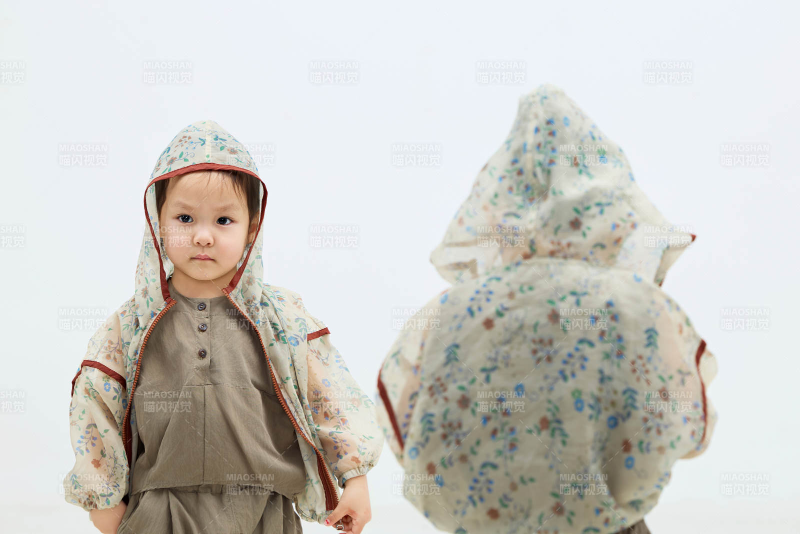 白色背景下顽皮可爱的双胞胎小女孩图片