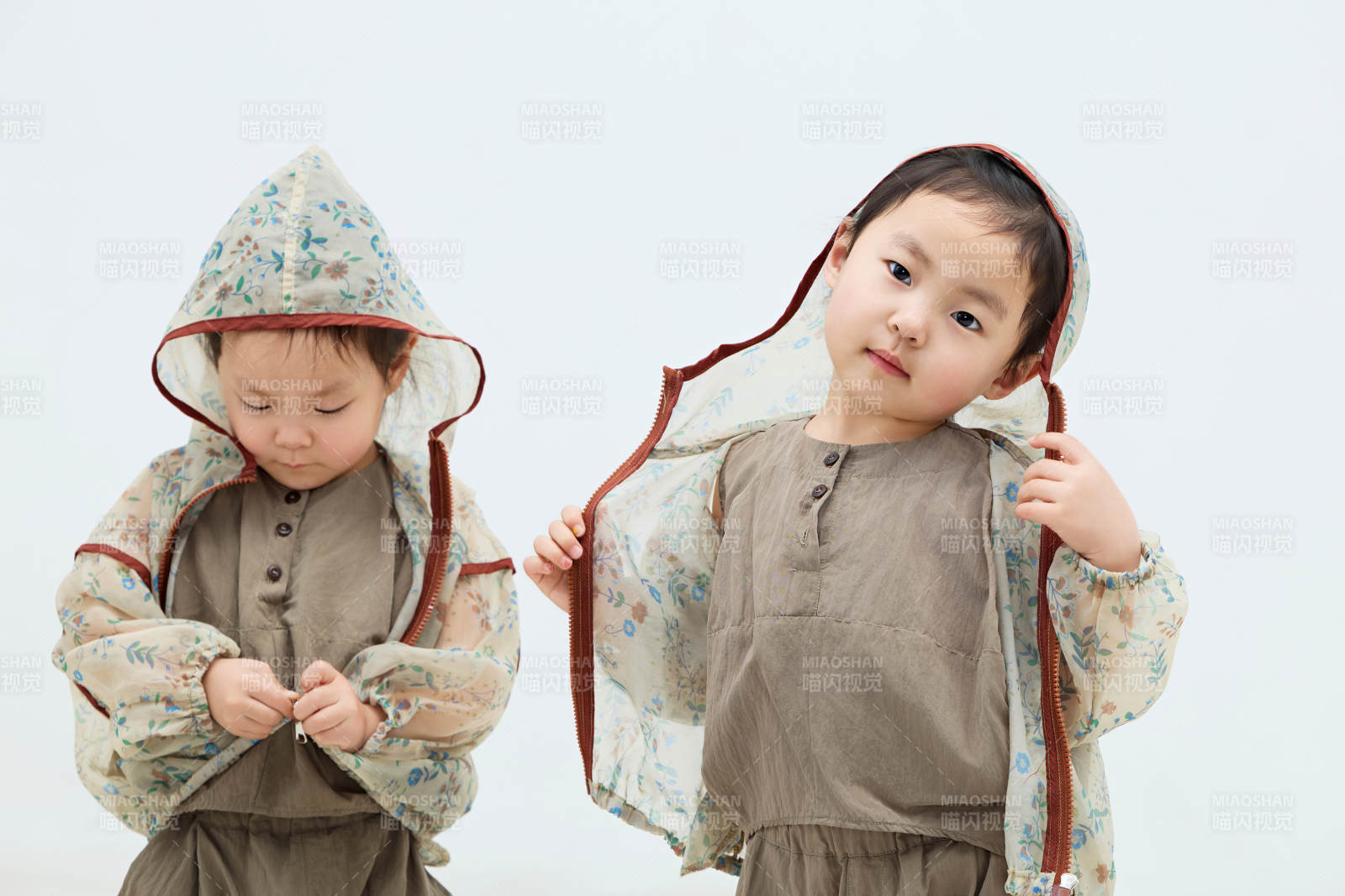 白色背景下顽皮可爱的双胞胎小女孩图片