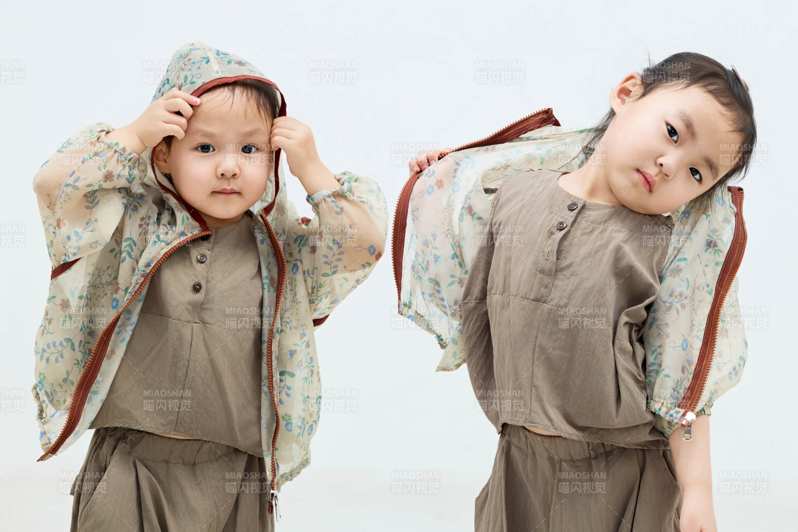 白色背景下顽皮可爱的双胞胎小女孩图片