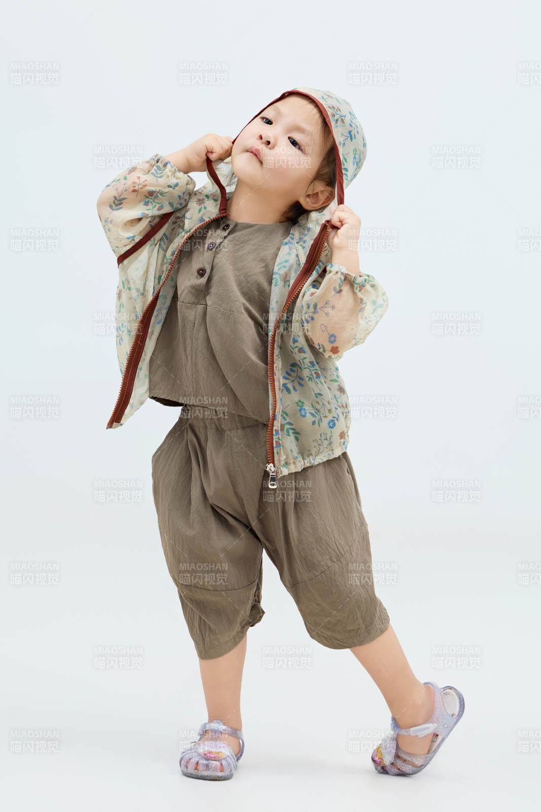 白色背景下可爱的中国小女孩图片