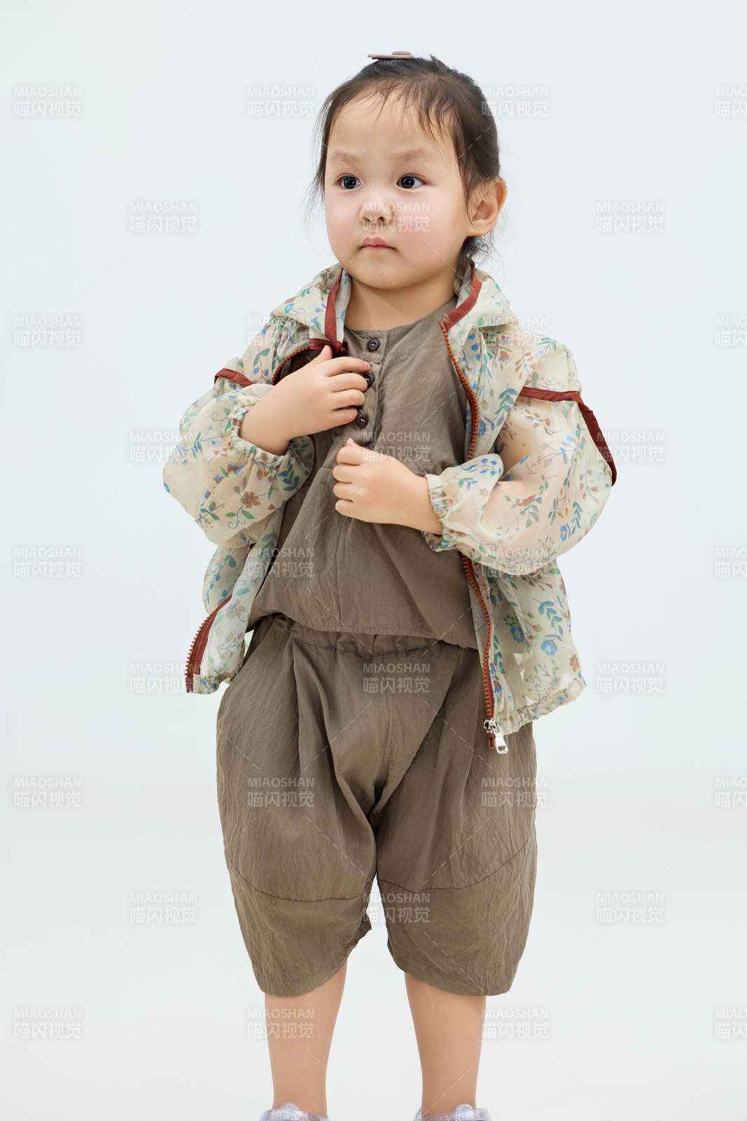 白色背景下可爱的中国小女孩图片