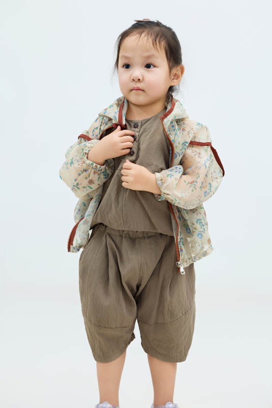 白色背景下可爱的中国小女孩图片