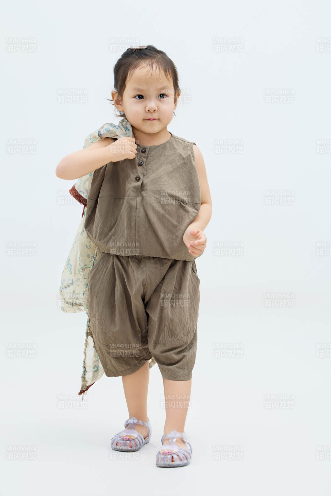 白色背景下可爱的中国小女孩图片