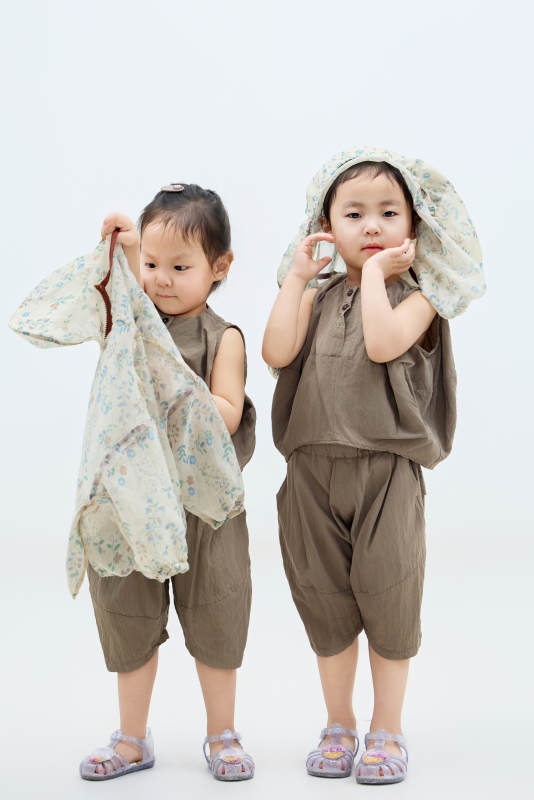 白色背景下顽皮可爱的双胞胎小女孩图片