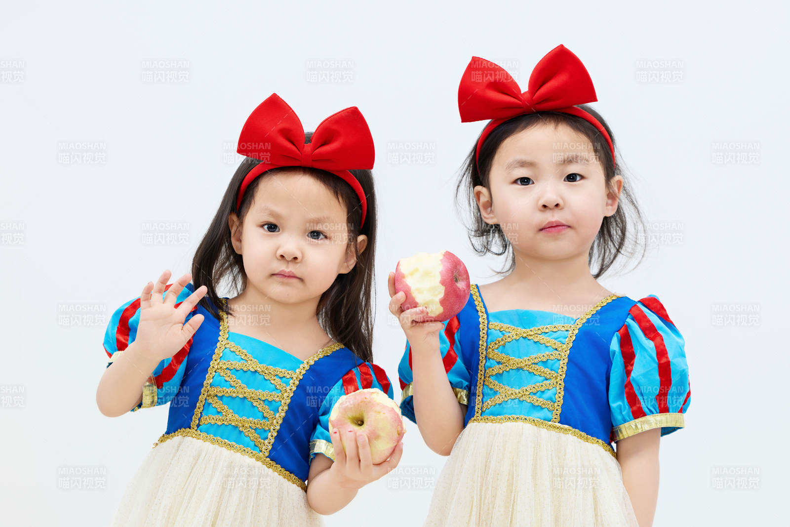 白色背景下顽皮可爱的双胞胎小女孩图片