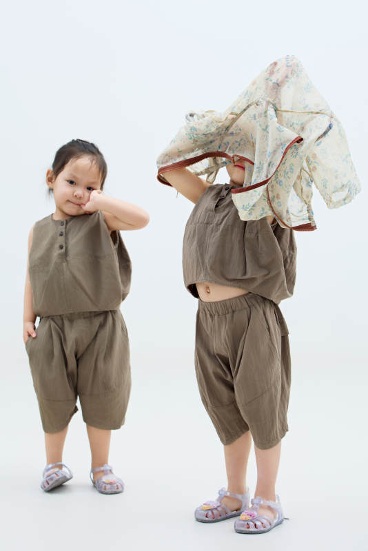 白色背景下顽皮可爱的双胞胎小女孩图片