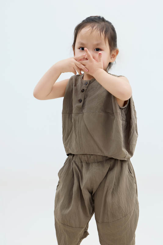 白色背景下可爱的中国小女孩图片