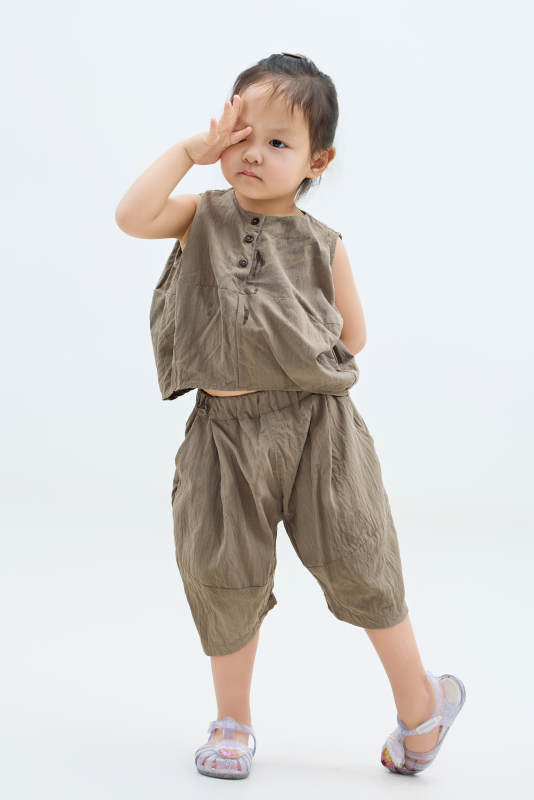 白色背景下可爱的中国小女孩图片