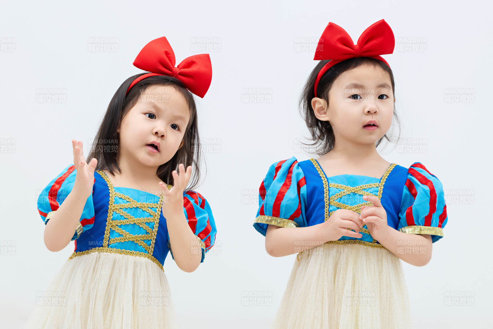 白色背景下顽皮可爱的双胞胎小女孩图片