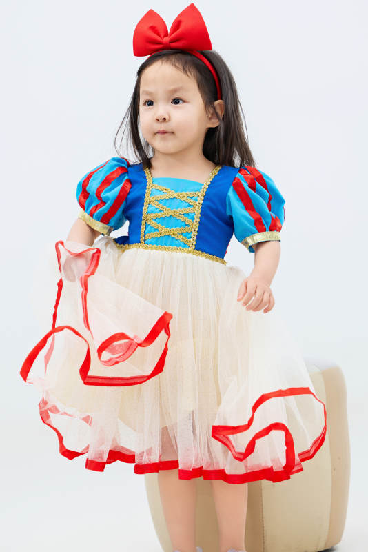 白色背景下可爱的中国小女孩图片