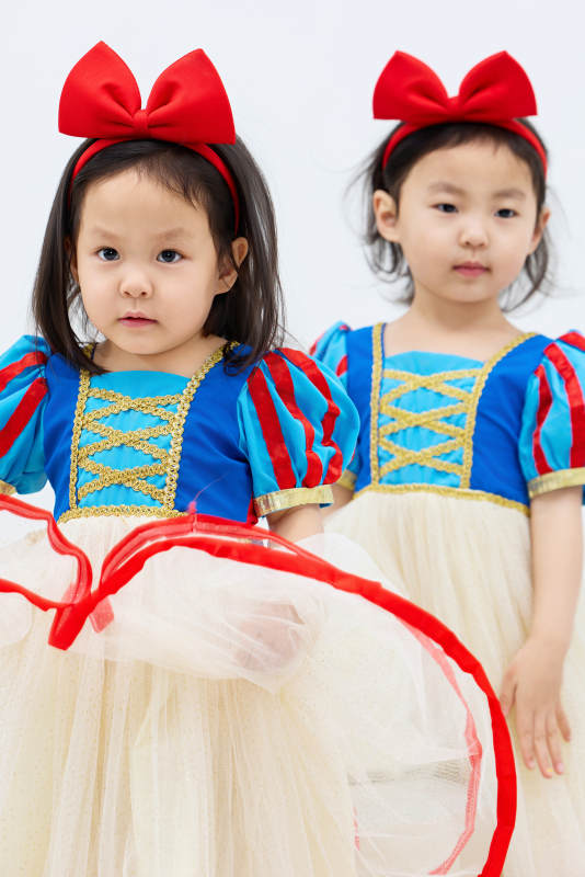 白色背景下顽皮可爱的双胞胎小女孩图片