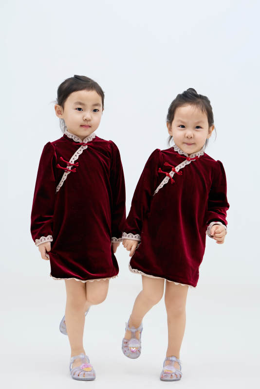 白色背景下顽皮可爱的双胞胎小女孩图片